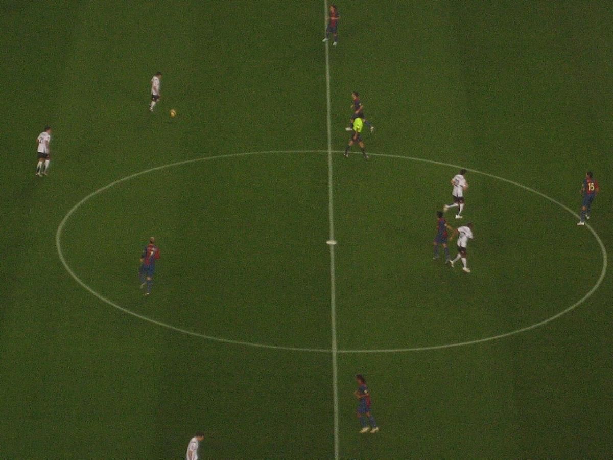 边路进攻的教练让战术意图在画面里一目了然